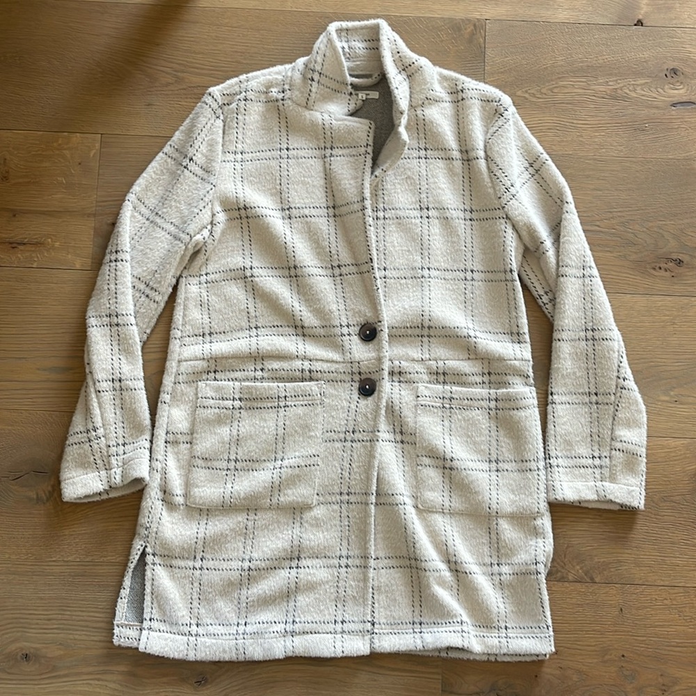 Maurices woman’s coatagan or sweater like jacket size small.